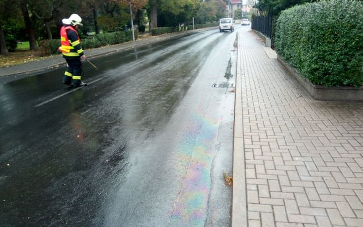 OBRAZEM: Hasiči likvidovali únik benzínu na silnici. Během krátké doby vyjížděli hned dvakrát