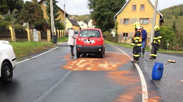 Benešov nad Ploučnicí: Z auta unikal olej. Na místo vyjeli místní hasiči