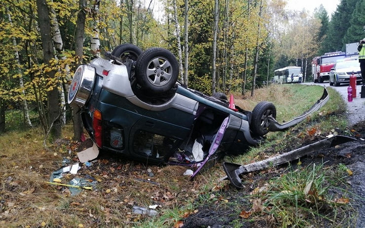 OBRAZEM: Auto se po nehodě převrátilo na střechu. Na místo vyjížděli hasiči