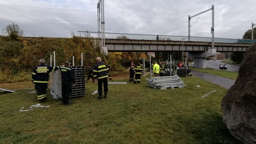 Foto: Dobrovolní hasiči z Děčína stavěli cvičně protipovodňové zdi