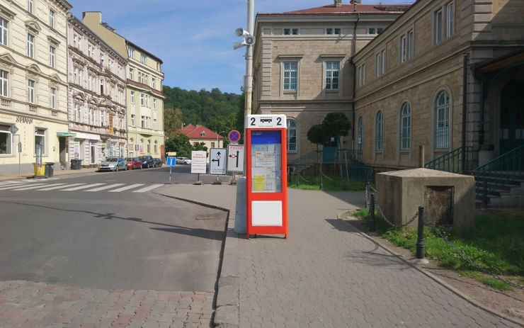 Opilý muž vulgárně urážel pokladní na nádraží. Strážníkům vyhrožoval, že přijdou o zaměstnání