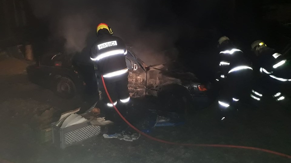 V Krásné Lípě hořelo u domu v zahradě auto. Na místo vyjely dvě hasičské jednotky