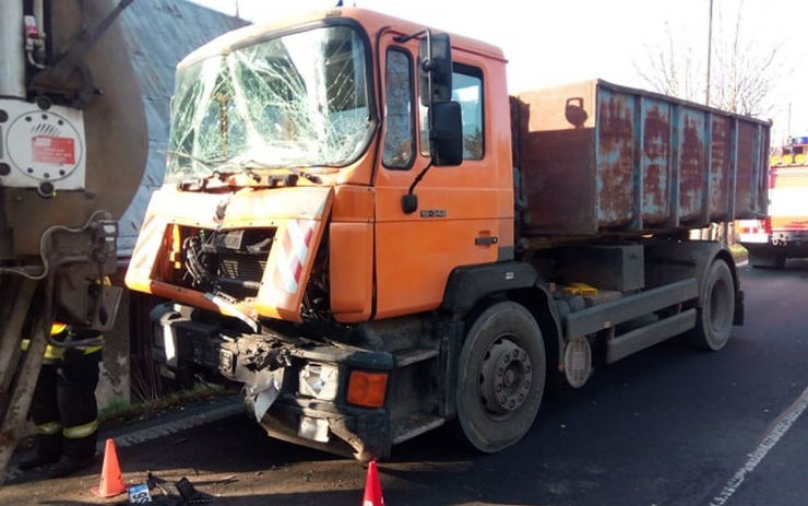 OBRAZEM: Při nehodě náklaďáku a popelářského vozu se zranili dva lidé