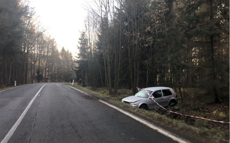 Auto zůstalo stát samotné na kraji lesa, na místo vyjížděla jednotka hasičů