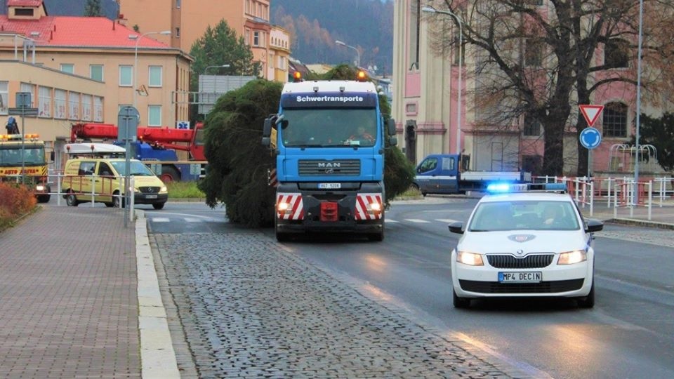 Foto: Masarykovo náměstí v Děčíně má už vánoční strom