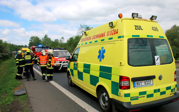 AKTUÁLNĚ: U České Kamenice se střetly dva osobáky, na místě probíhají záchranné a vyprošťovací práce