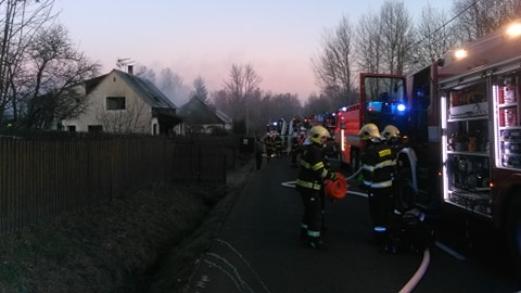 Požár rodinného domku ve Starém Jiříkově likvidovalo pět jednotek hasičů