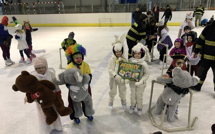 Tradiční karneval na ledě si nenechala ujít stovka dětí