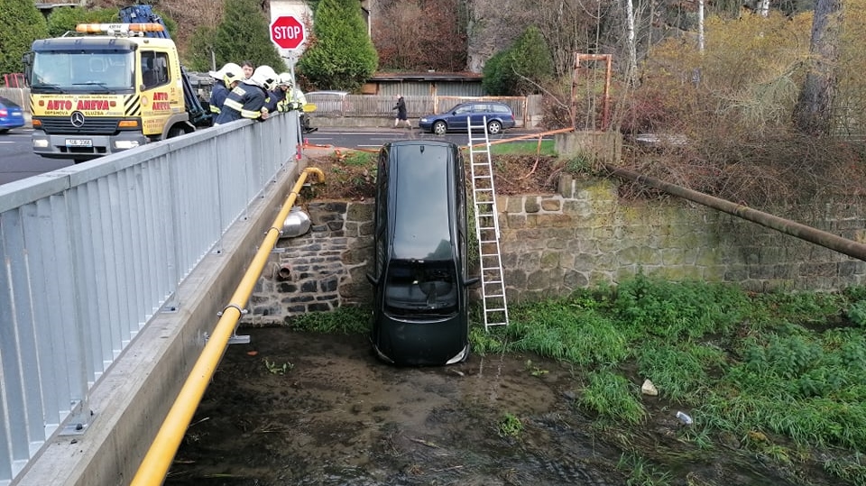 Foto: Auto po nehodě sjelo do potoka, druhý vůz odjel. Na místo museli hasiči i policisté