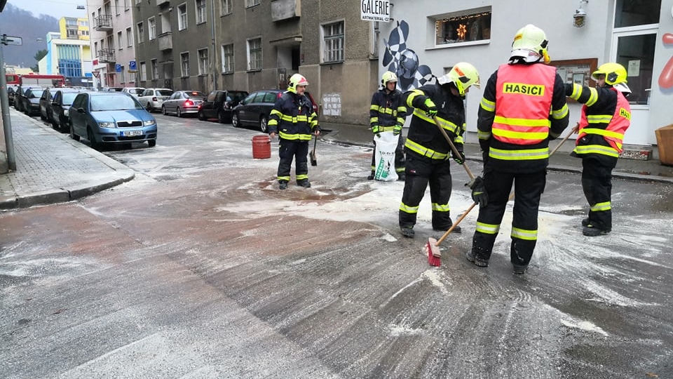 V Zámecké ulici došlo k většímu úniku provozních kapalin na vozovku. Zasahovaly dvě jednotky hasičů