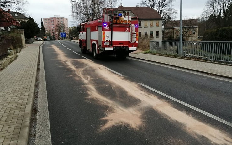 Na korbě náklaďáku se převrátil kanystr s naftou, ta vytékala na silnici