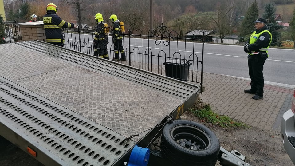 Řidič poškodil plynovou přípojku. Na místo jeli hasiči, policisté i plynaři