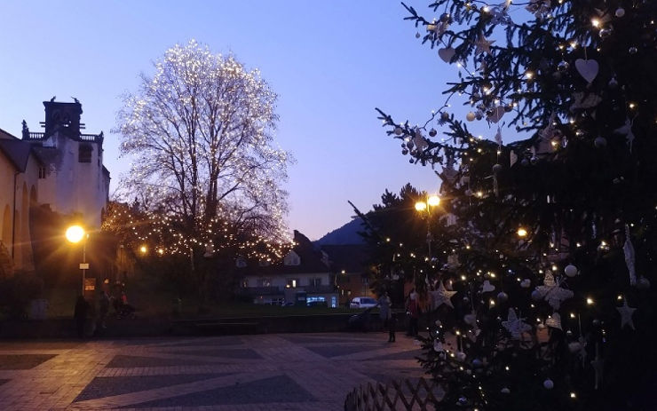 Poslední adventní víkend nabídne laser show, či pochod obřích andělů