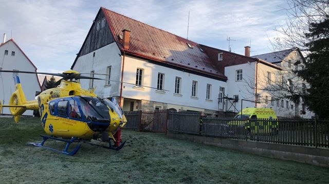 Hasiči a záchranáři vyjížděli k podchlazené seniorce. Na místo vzlétl i vrtulník