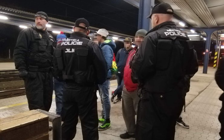Hokejoví nadšenci z Děčína se v Mostě báli odplaty místních fandů, žádali o pomoc městskou policii