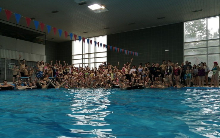 Plavecký bazén v Rumburku obsadili dobrovolní hasiči. Změřit síly přijeli i kolegové z Německa