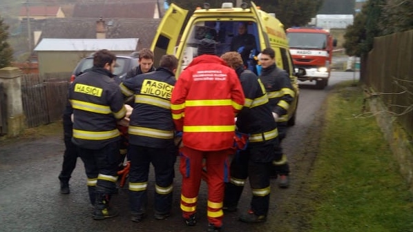 Muž se po pádu doma zranil. Na místo vyjeli záchranáři a s transportem pomohli místní hasiči