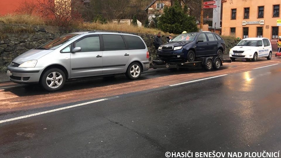 Benešov nad Ploučnicí: Auto spadlo z podvalu. Na místo vyjeli hasiči i strážníci