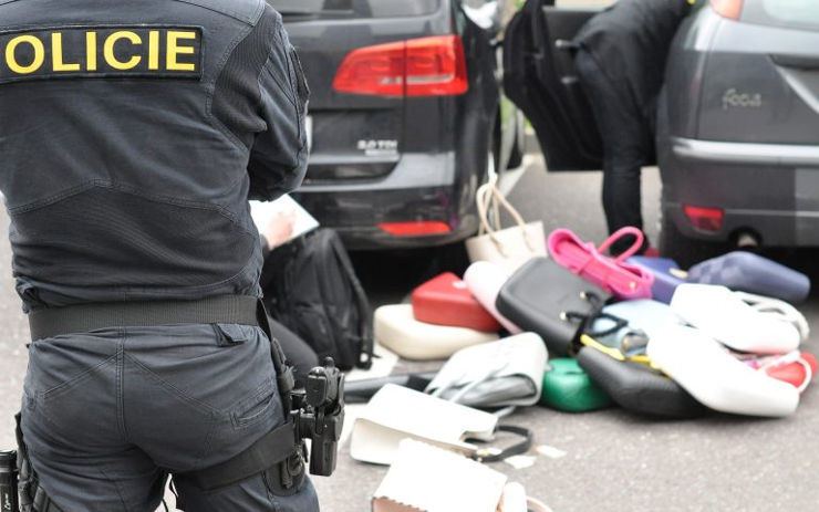 V Hřensku se pohyboval falešný inspektor s padělaným průkazem. Policie zareagovala rychle