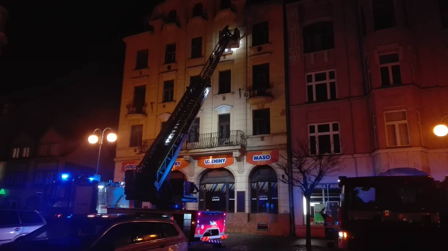 Děčín: Hasiči zasahovali na Masarykově náměstí i s výškovou technikou