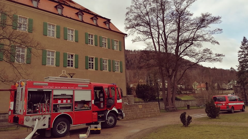 Foto: V Jílovém hořel zámek. Naštěstí jen cvičně! Hasiči z budovy evakuovali několik lidí