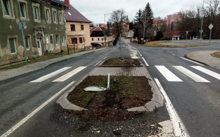 OBRAZEM: Auto na ostrůvku prorazilo olejovou vanu, masivní únik zkomplikoval dopravu