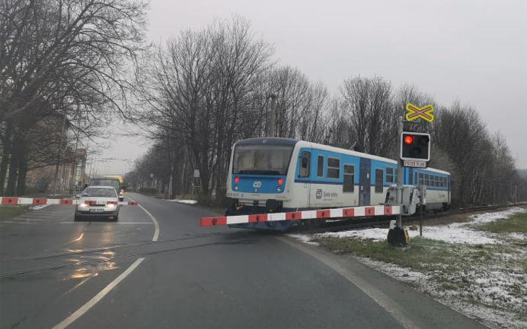 Správa železnic letos doplní závory na dalších přejezdech. Spustila také kampaň Bezpečná železnice