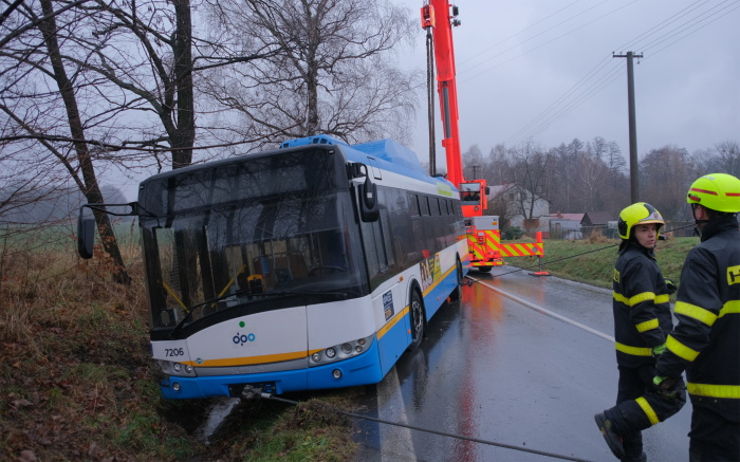 AKTUÁLNĚ: U Varnsdorfu havaroval autobus, silnice je uzavřena