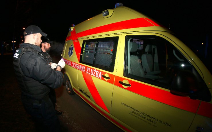 Opilec ležel v bezvědomí na ulici. Napadal a urážel záchranáře i strážníky, kteří mu chtěli pomoci