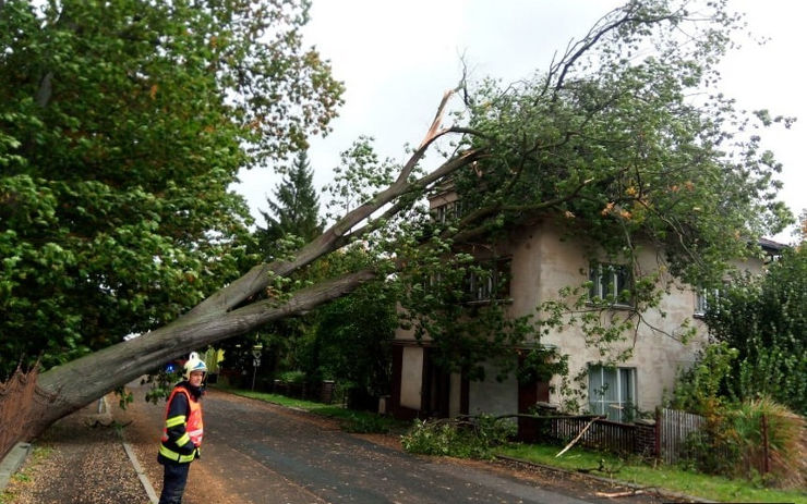 VÝSTRAHA: Na Česko se žene vichřice! Hydrometeorologický ústav varuje před velmi silným větrem