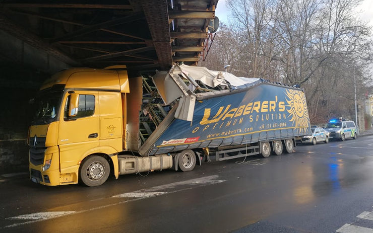 AKTUÁLNĚ OBRAZEM: Kamion se zasekl pod viaduktem, policie řídí dopravu kyvadlově