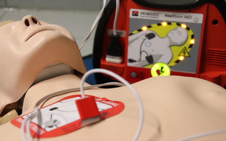 Krásná Lípa zakoupila nový defibrilátor, zachránit život s ním zvládne i laik