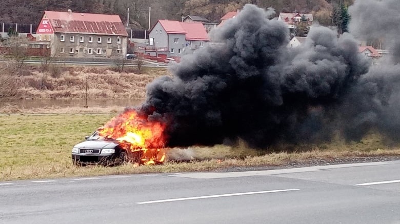 Těchlovice: U silnice hořelo auto. Na místo vyjely čtyři hasičské jednotky