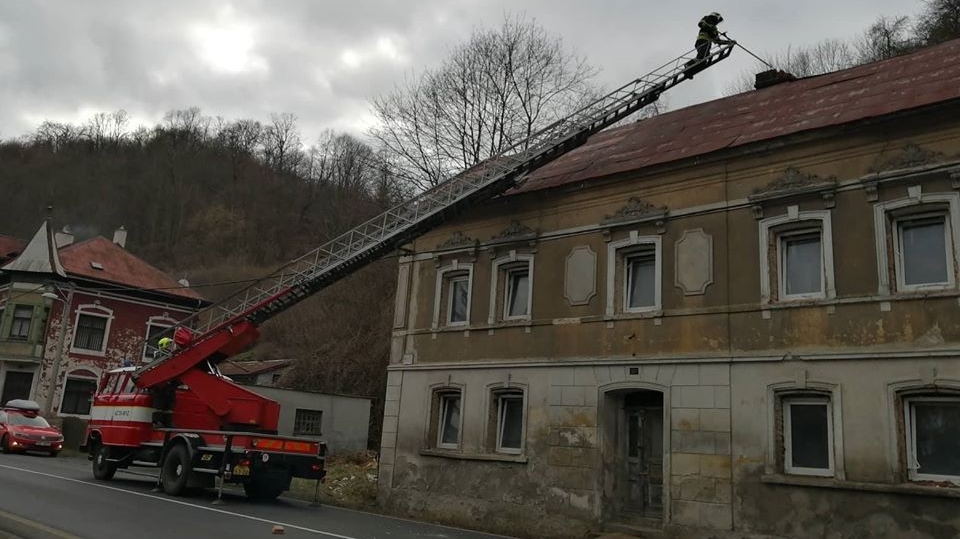 Benešov nad Ploučnicí: Hasiči vyjížděli ve dvou případech k uvolněným plechům