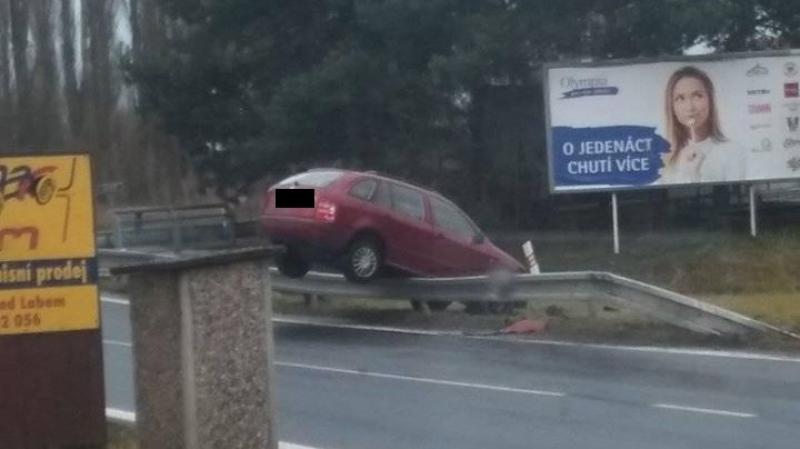 Foto: V Libouchci havarovalo auto. Zůstalo přímo na svodidlech