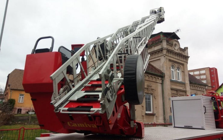 OBRAZEM: Část střechy hrozila pádem, na místo vyjížděli hasiči