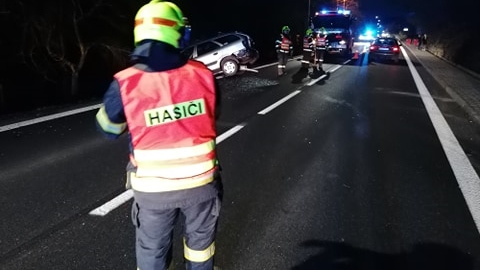 Foto: V Martiněvsi havarovala dvě auta. Na místo jeli hasiči a policisté
