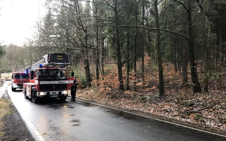 OBRAZEM: Zlomený strom hrozil pádem na vozovku, na místo vyjížděli hasiči