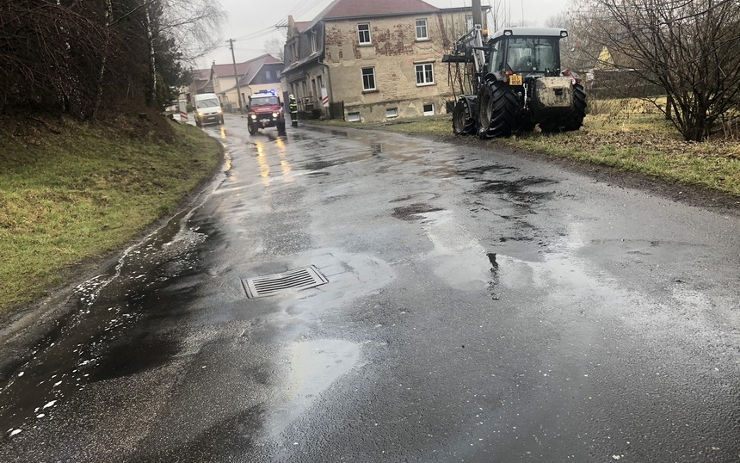 OBRAZEM: Hydraulický olej se roztekl po celé silnici, dostal se i do řeky