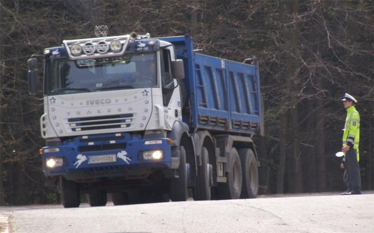 Dopravní policisté se zaměřili na náklaďáky a autobusy. Kontroly odhalily desítky hříšníků