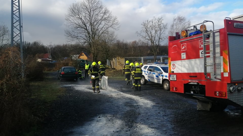 Z odstaveného auta uniklo větší množství provozních kapalin. Na místo vyjeli hasiči i strážníci