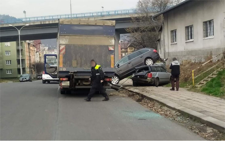 AKTUÁLNĚ: V Děčíně došlo k nehodě náklaďáku a tří osobních aut. Očekávejte dopravní komplikace