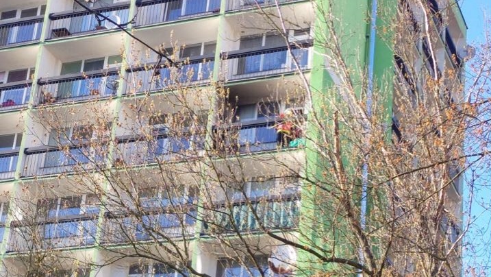 Děčín: Z balkonu šlehaly plameny. Na místo vyjely tři jednotky hasičů