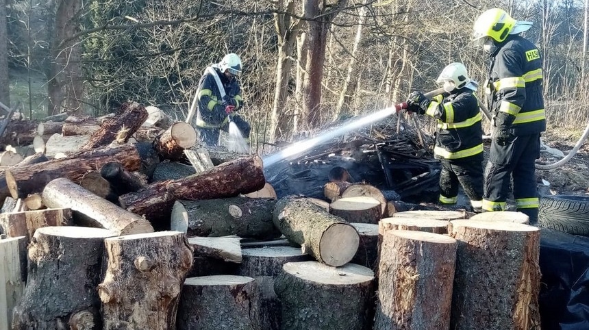 Hasiči likvidovali požár uskladněného dřeva