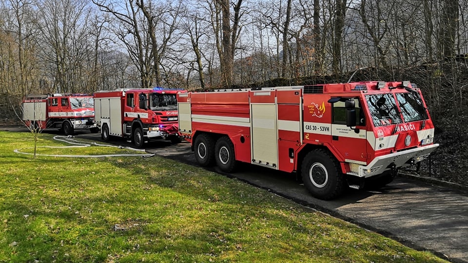 Hasiči měli plné ruce práce. Hořela stráň a kůlna. V Bynově se bouralo