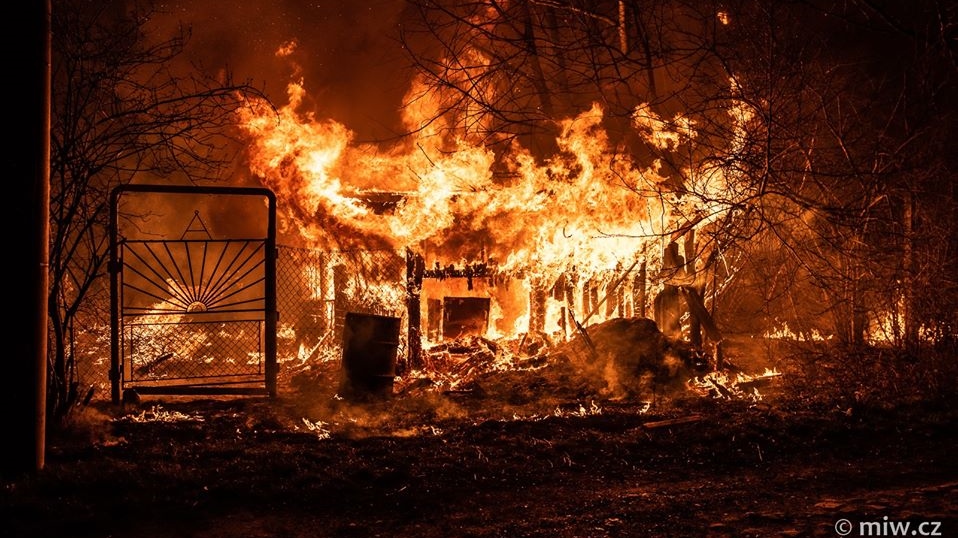 Foto: V noci z pondělí na úterý hořela chata