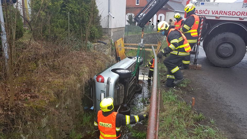 Krásná Lípa: Auto skončilo i s posádkou na boku v korytě řeky Křinice. Jako první pomohli policisté