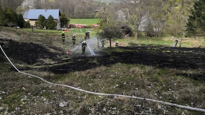 Foto: Požár louky v Děčíně zaměstnal tři jednotky hasičů