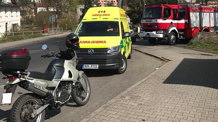 V Jílovém u koupaliště se střetla dodávka s motorkou. Motorkář byl převezen do nemocnice