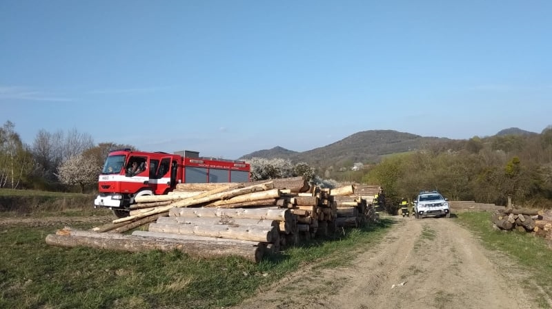 V Jílovém doutnala hromada dřeva na louce vedle zahrady